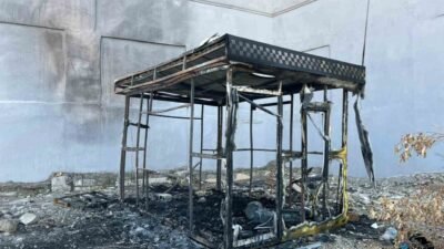 Hatay’da alevlere teslim olarak yanan taksi kulübesi yanarak kullanılmaz hale