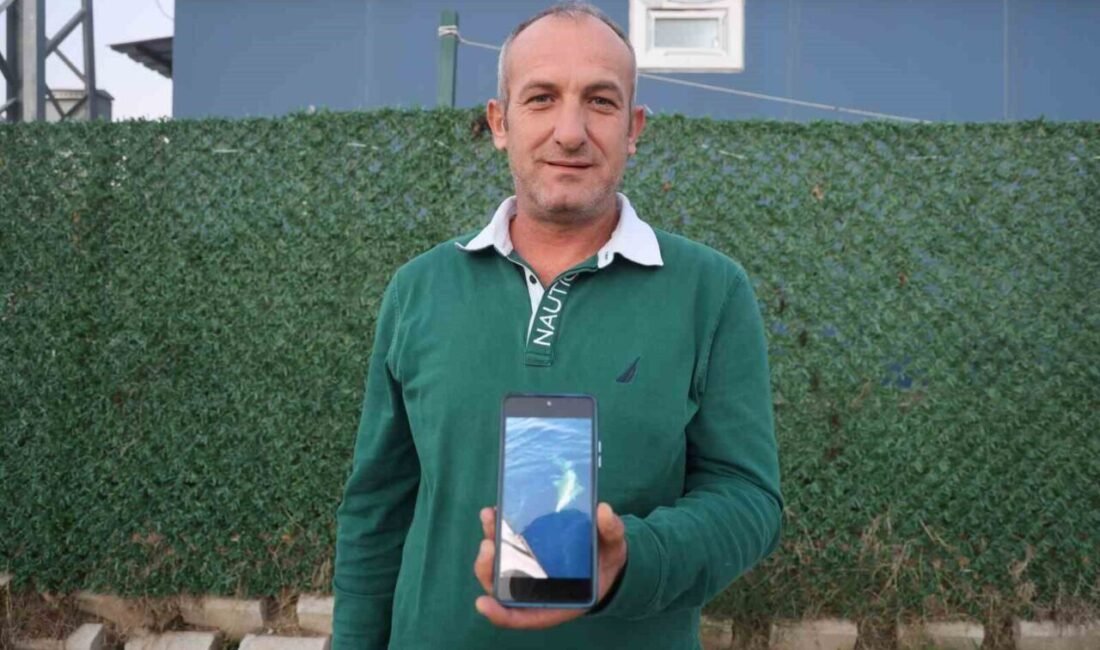 Hatay’da amatör balıkçı Ufuk Ekizoğlu, oltasına takılan devasa köpek balığını