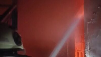 Hatay’da binanın çatısında çıkan yangın, evlere sıçramadan itfaiye ekipleri tarafından