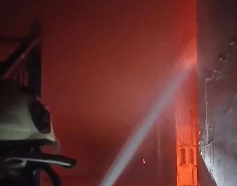 Hatay’da binanın çatısında çıkan yangın, evlere sıçramadan itfaiye ekipleri tarafından