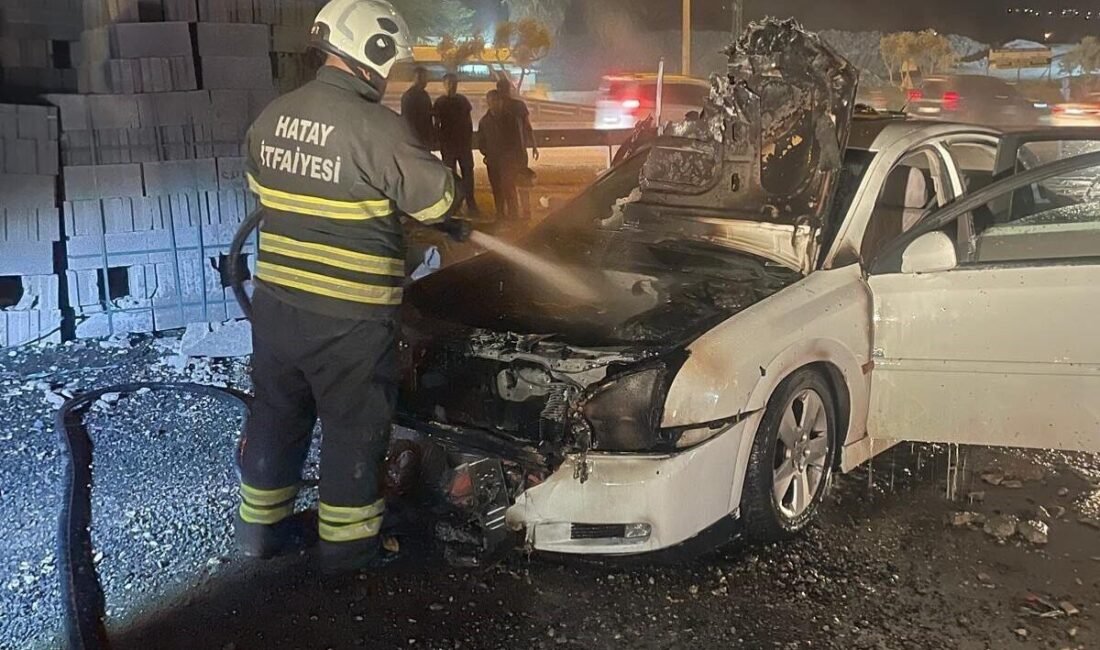 Hatay’da seyir halindeyken yanmaya başlayan otomobilde çıkan yangını itfaiye söndürdü.