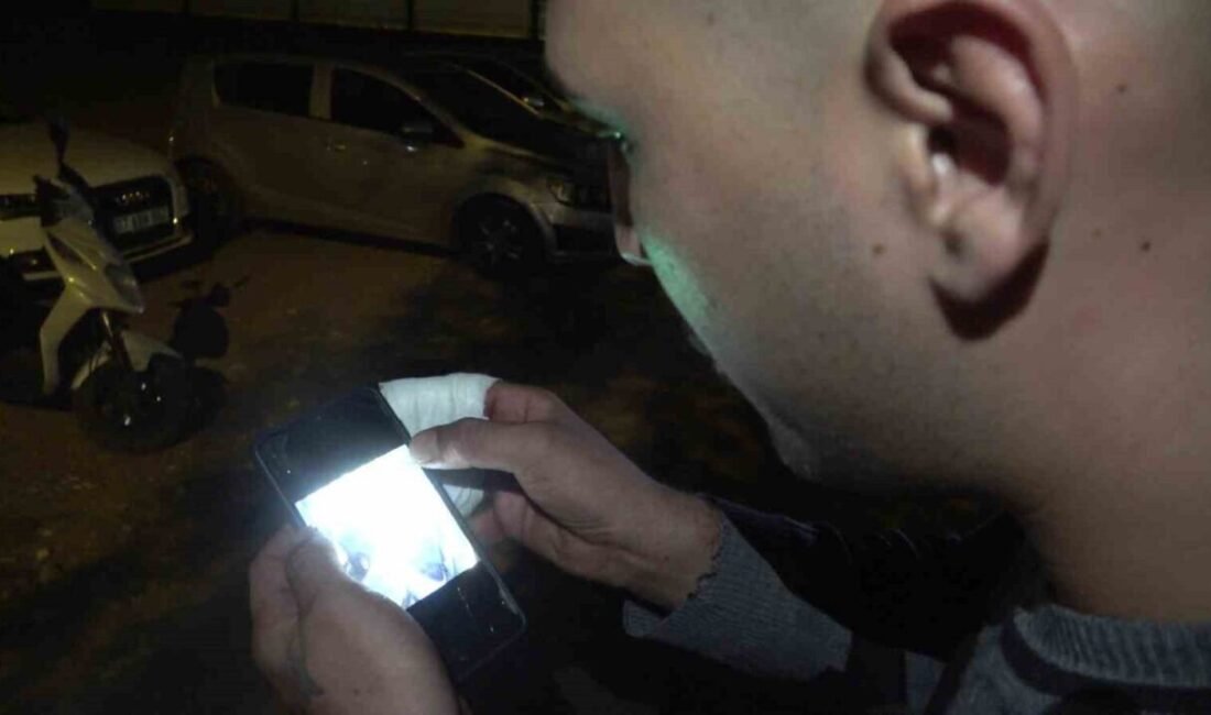 Antalya’da çöpe atılan atıkları toplayan genç ile kağıt toplayıcısı şahıs