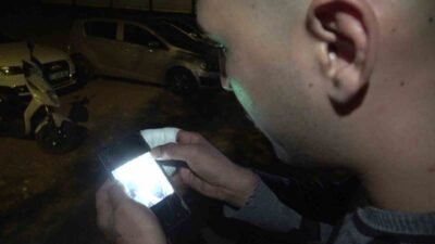 Antalya’da çöpe atılan atıkları toplayan genç ile kağıt toplayıcısı şahıs