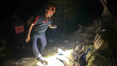 Antalya’nın Kumluca ilçesinde ayağından yaralanarak dağlık alanda mahsur kalan yabancı