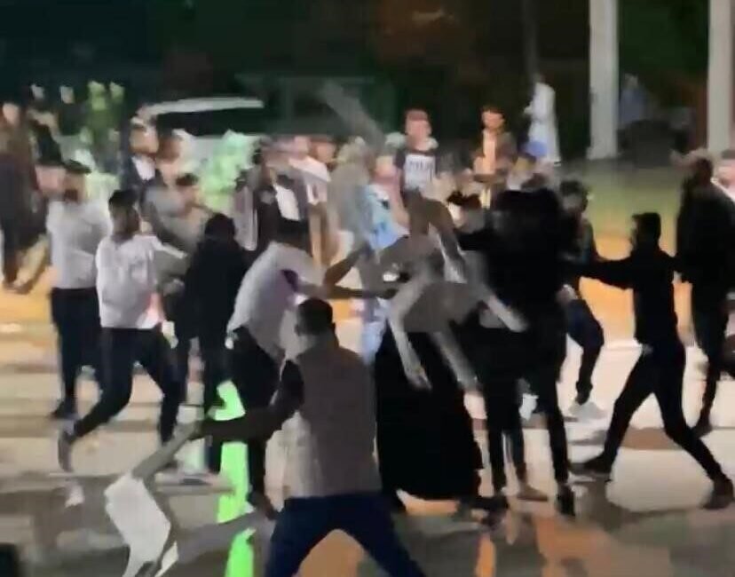 Antalya’nın Serik ilçesinde yabancı uyruklu bir ailenin açık alanda yaptığı