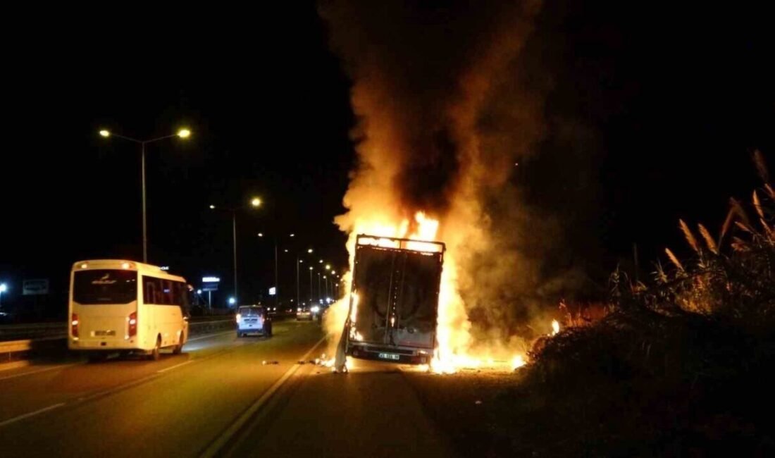 Antalya’nın Manavgat ilçesinde seyir halindeki nakliye aracı alev alev yanarak