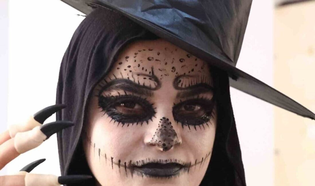 Antalya Büyükşehir Belediyesi’nin Atatürk Sanat Eğitim Merkezi’nde (ATASEM) açtığı ‘Sahne