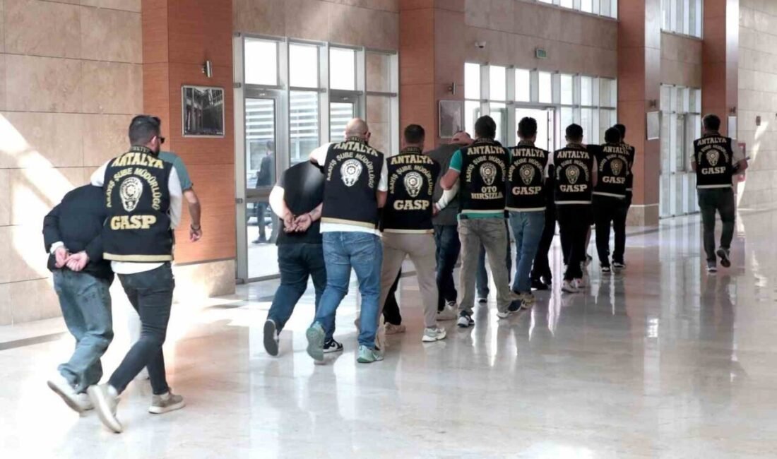 Antalya’da bir iş yerine zarar veren 10 şahıs polis ekipleri