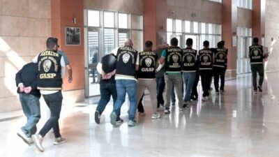 Antalya’da bir iş yerine zarar veren 10 şahıs polis ekipleri