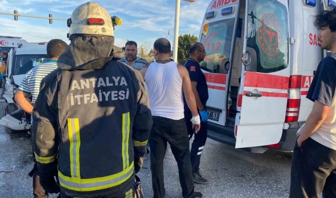 Antalya’nın Serik ilçesinde kavşakta iki aracın çarpıştığı kazada 4 kişi