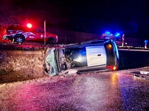 Antalya’nın Akseki ilçesinde yağış nedeniyle kayganlaşan yolda meydana gelen tek