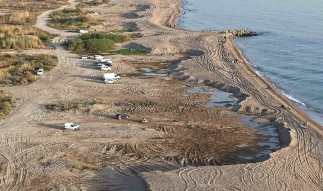 Antalya’nın Manavgat ilçesinde kum hırsızlarının talan ettiği sahiller dronla görüntülendi.