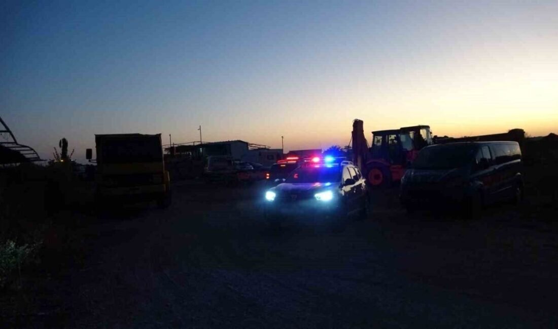 Antalya’nın Manavgat ilçesinde, sahilleri talan eden kum hırsızlarına yönelik gece