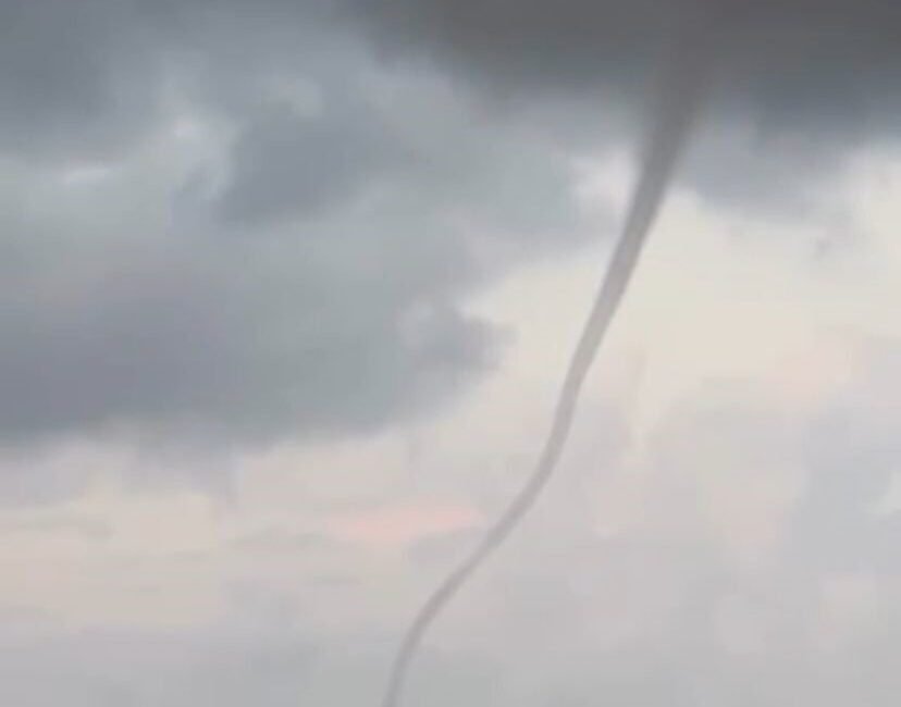 Antalya’nın Alanya ilçesinde sabah saatlerinde denizde çıkan hortum vatandaşın cep