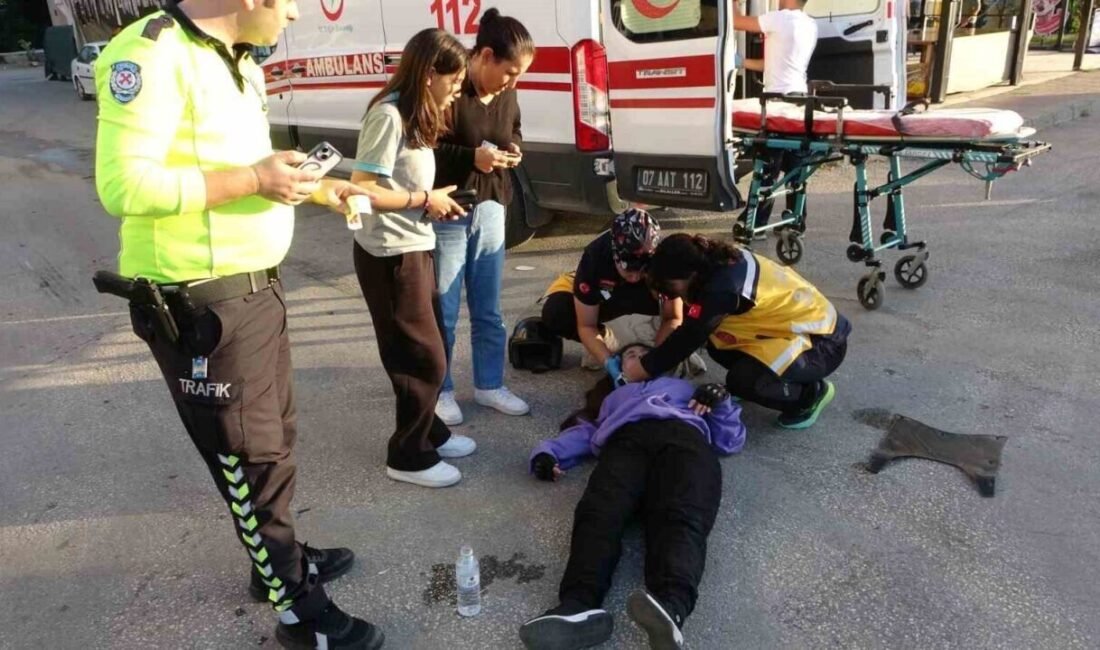 Antalya’nın Manavgat ilçesinde motosiklet ile otomobilin çarpışması sonucu meydana gelen