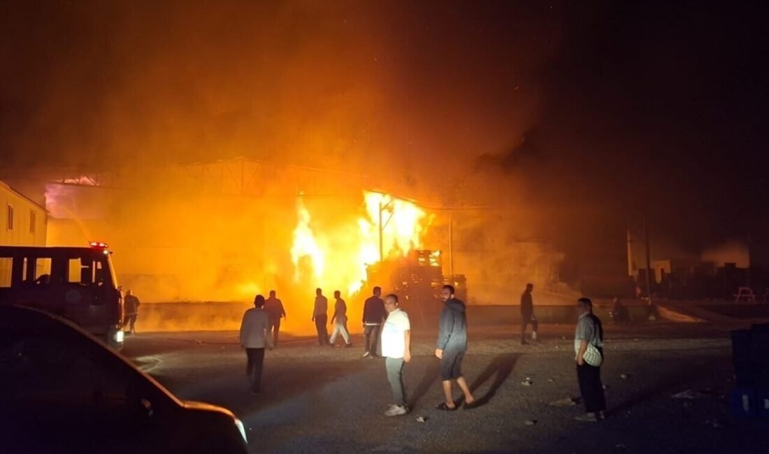 Antalya’da gece saatlerinde meyve-sebze paketleme fabrikasında yangın çıktı. İtfaiye ekiplerinin