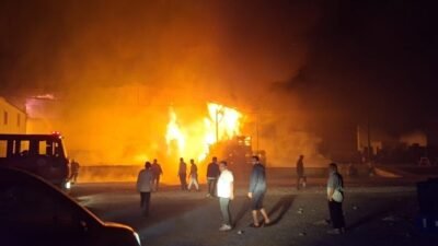 Antalya’da gece saatlerinde meyve-sebze paketleme fabrikasında yangın çıktı. İtfaiye ekiplerinin