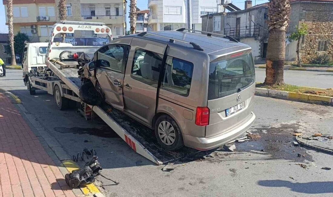 Antalya’nın Manavgat ilçesinde hafif ticari araç palmiye ağacına çarpması sonucu