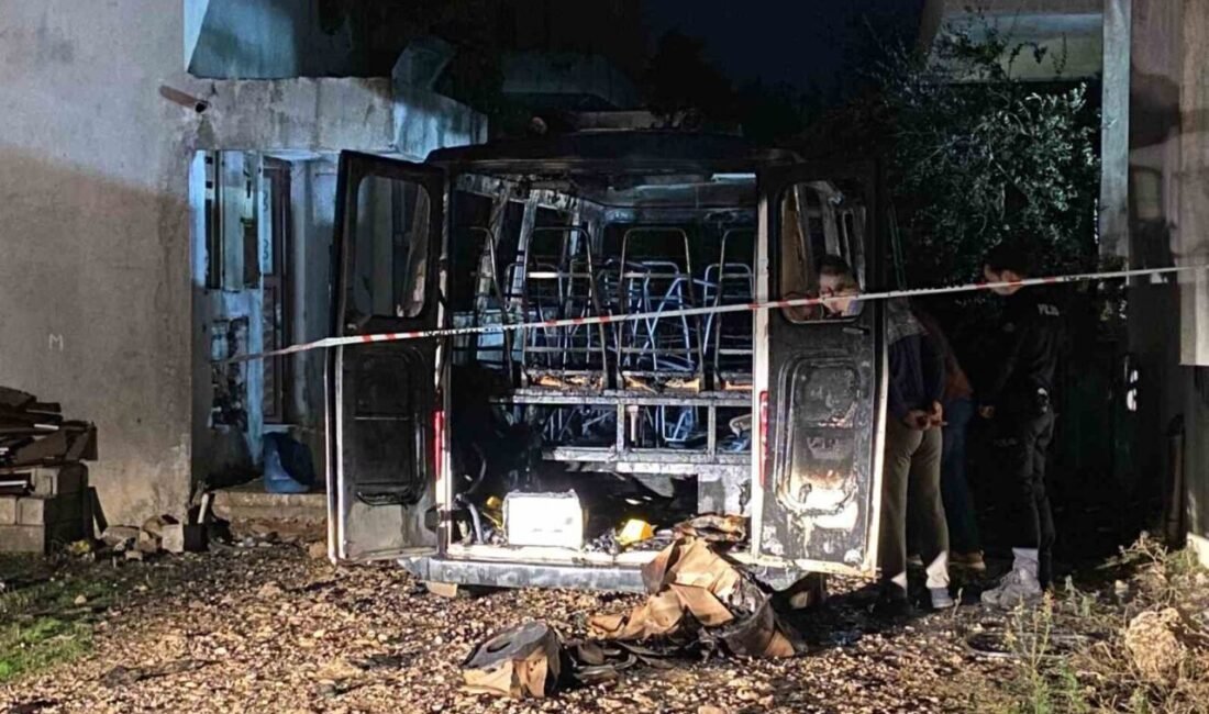 Antalya’nın Serik ilçesinde park halindeki bir minibüs, henüz belirlenemeyen bir