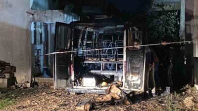 Antalya’nın Serik ilçesinde park halindeki bir minibüs, henüz belirlenemeyen bir