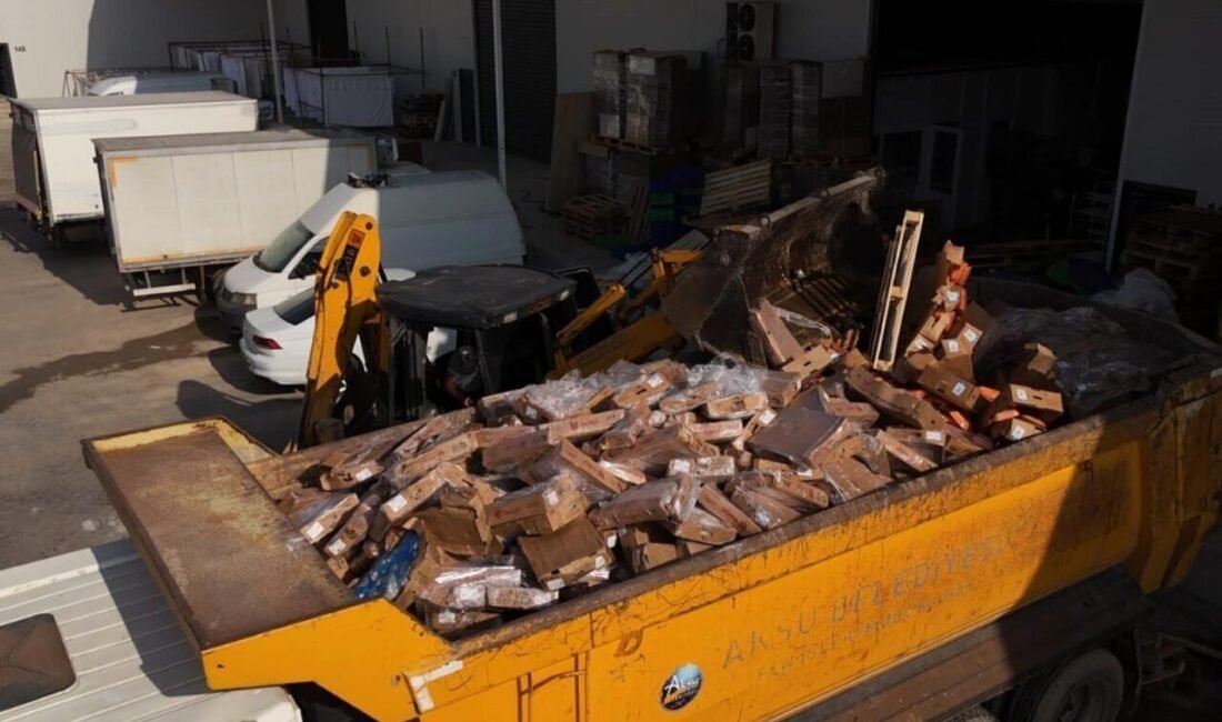 Antalya’nın Aksu ilçesinde zabıta ekipleri, biri şahıs işletmesi, diğeri bir