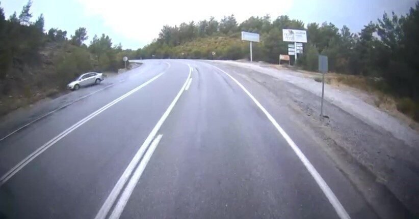 Antalya’nın Manavgat ilçesinde yağmur nedeniyle kayganlaşan yolda takla atan otomobildeki