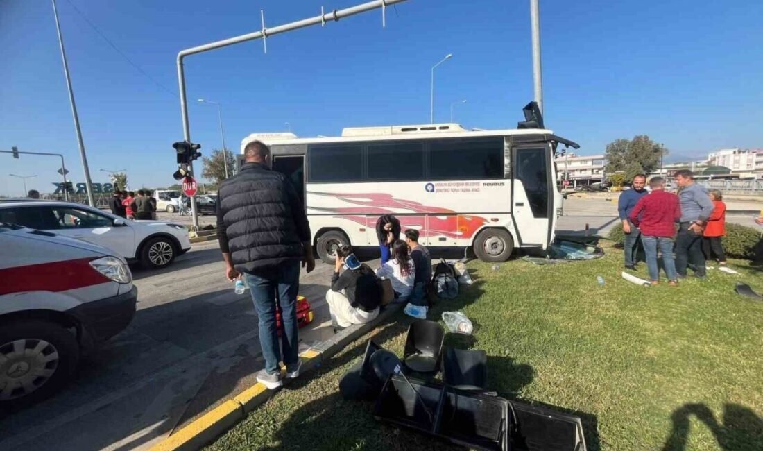 Antalya’nın Serik ilçesinde şehir içi yolcu midibüsü ile otomobilin çarpıştığı