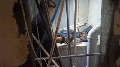 Hatay’ın Samandağ ilçesinde apartman boşluğuna düşüp mahsur kalan yavru kedi,