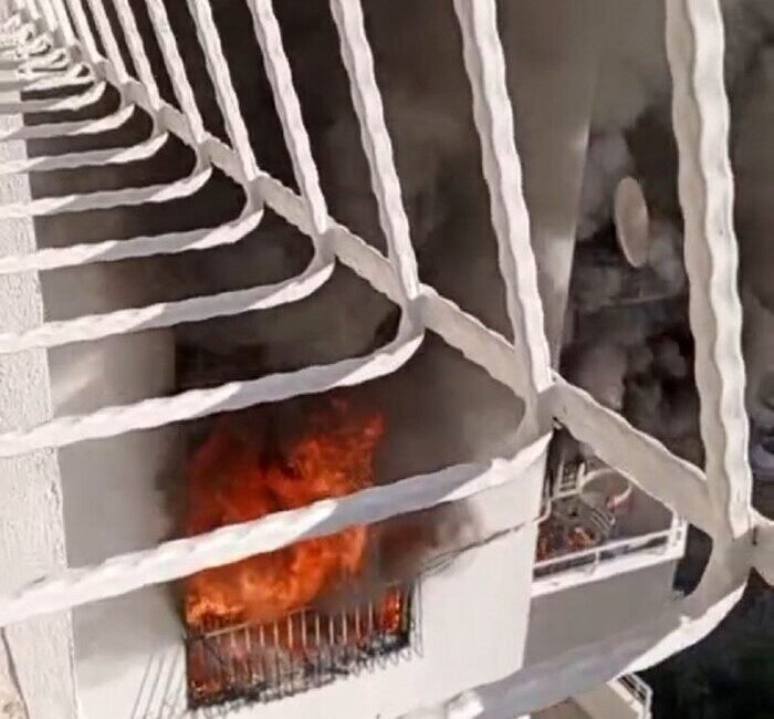 Adana’da bir apartmanın 6’ncı katında çıkan yangın cep telefonu kamerasıyla