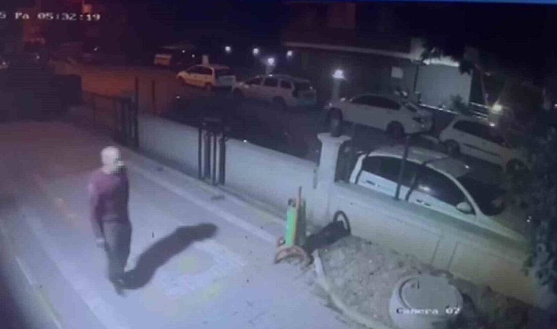 Adana’da apartmanın otoparkında bulunan bisikleti çalan şüpheli güvenlik kameralarına yansıdı.