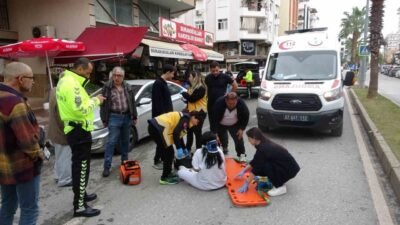 Antalya’nın Manavgat ilçesinde park halindeki otomobilin açılan kapısına çarpan motosikletteki