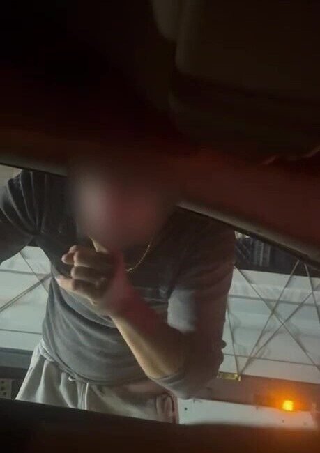 Antalya’da trafikte bir aracın önünü keserek küfür edip aracı yumruklayan