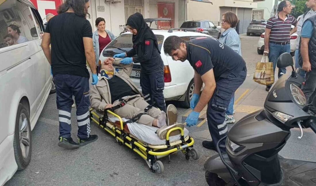 Antalya’nın Manavgat ilçesinde aynı cadde üzerinde biri hafif ticari araca,