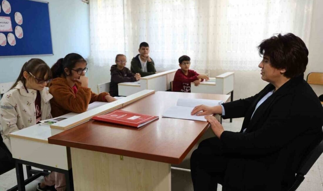 Adana’da yaşayan görme engelli Türkçe öğretmeni Züleyha Eker, 22 yıldır