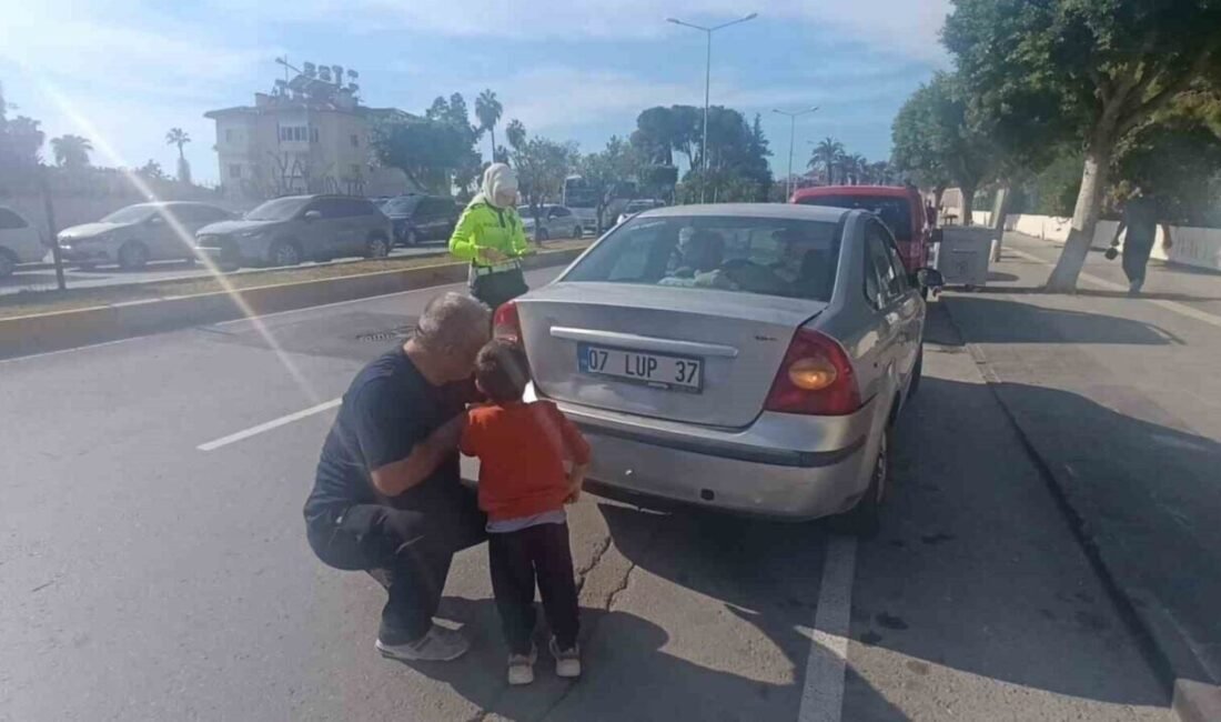 Antalya’nın Manavgat ilçesinde yayalara yol veren otomobile hafif ticari araç