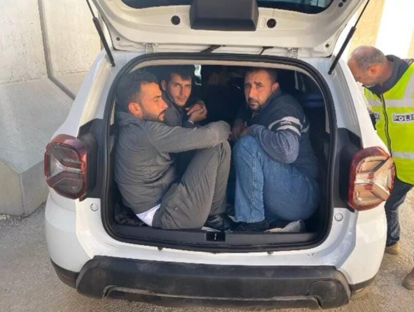 Hatay’da polis ekiplerince yapılan çalışmalarda iki araçta 12 göçmen yakalandı.