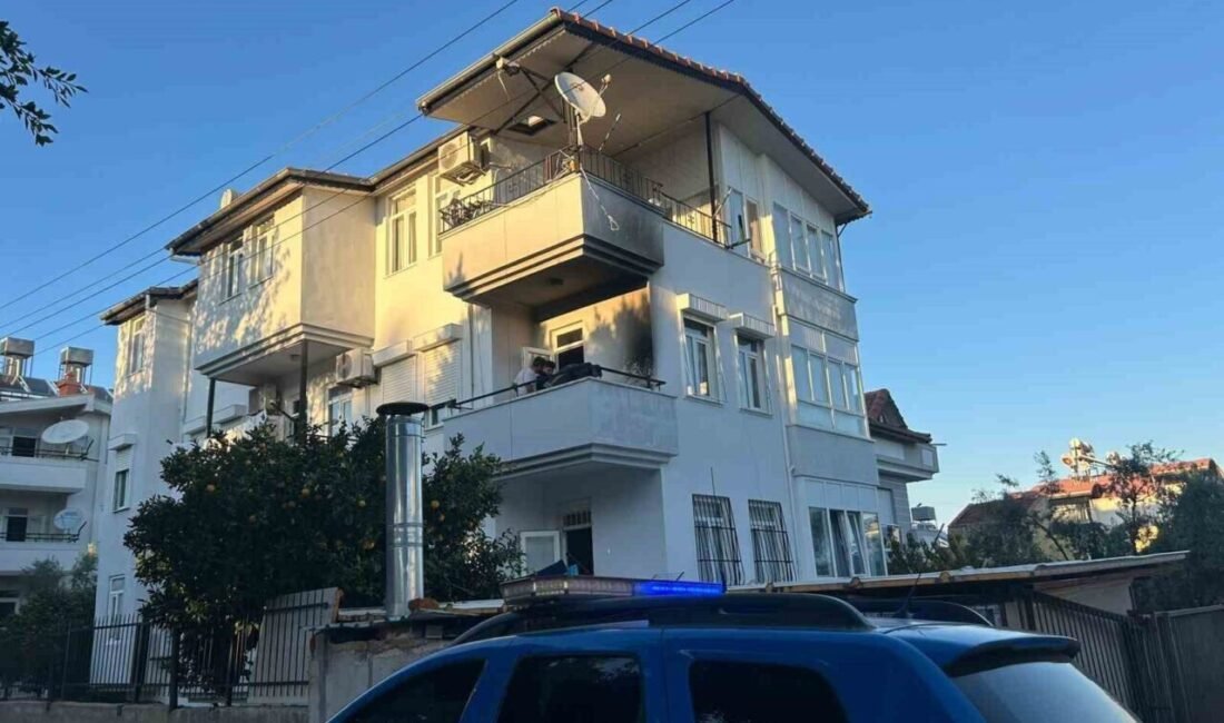 Antalya’nın Manavgat ilçesinde bir evin balkon kısmında söndürülmeden bırakılan mangal
