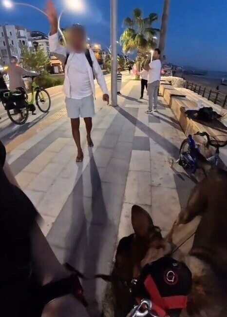 Antalya’nın Alanya ilçesinde bankta köpeğiyle oturan yerleşik yabancı bir kız,