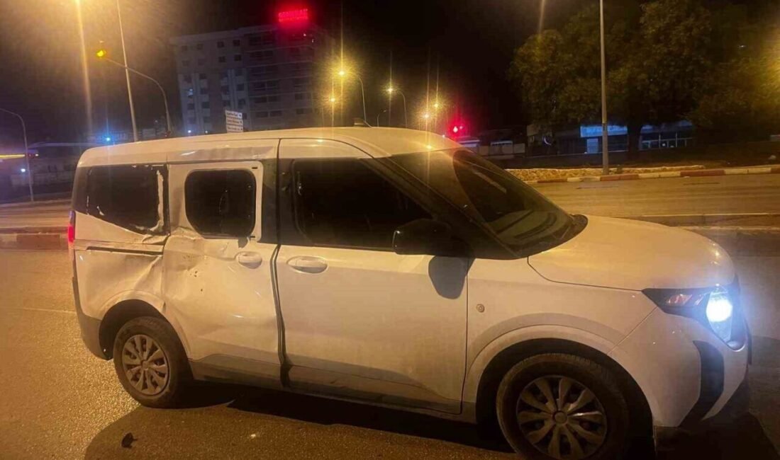 Adana’da bulvar üzerinde koşan başıboş bir atın hafif ticari araca