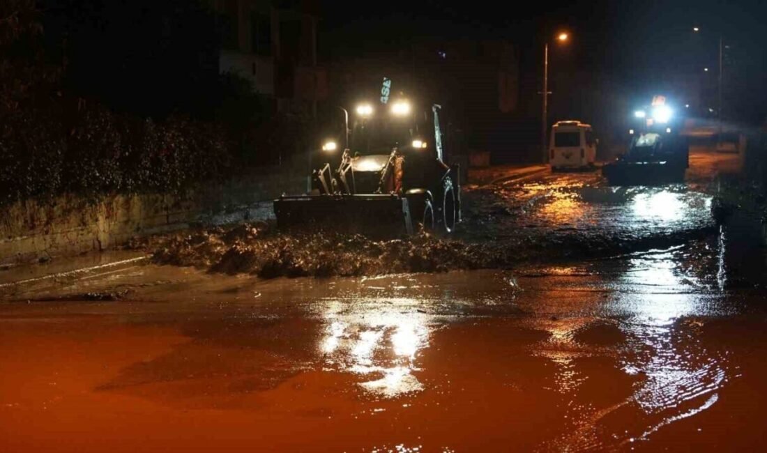 Mersin’de yoğun yağışın ardından alarma geçen Tarsus Belediyesi ekipleri, ilçe