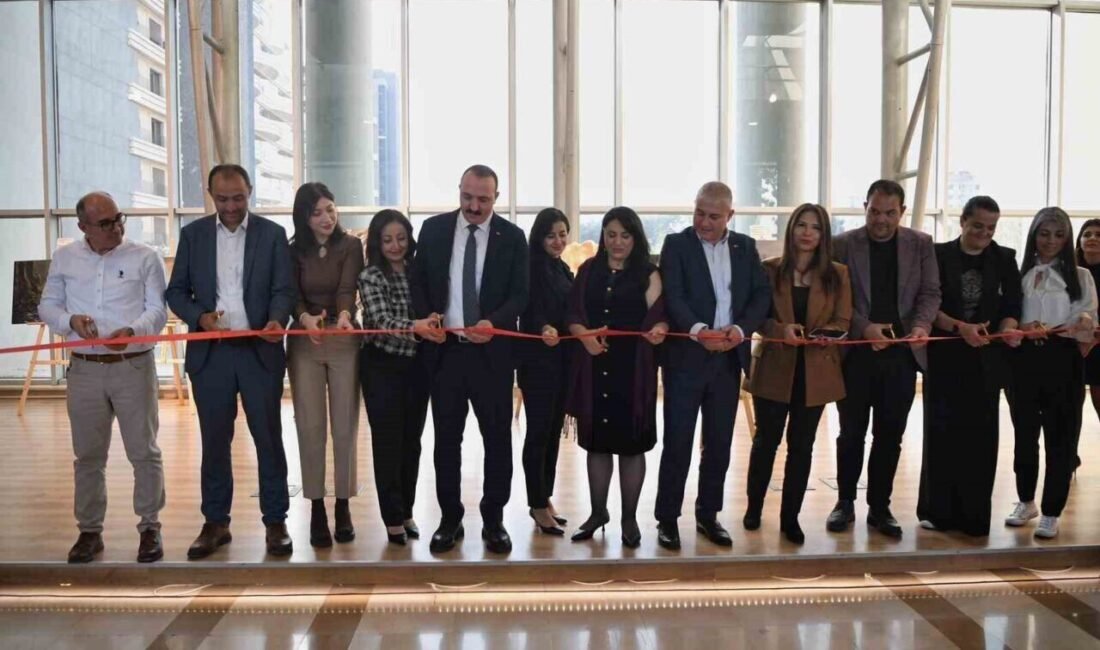 Konyaaltı Belediye Başkanı Cem Kotan, belediye fuaye alanında ‘Sonbahar ve