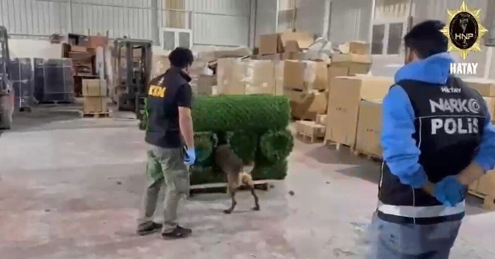 Hatay’da polis ekiplerinin gerçekleştirdiği operasyonda bahçe çitinde kullanılan suni çimler