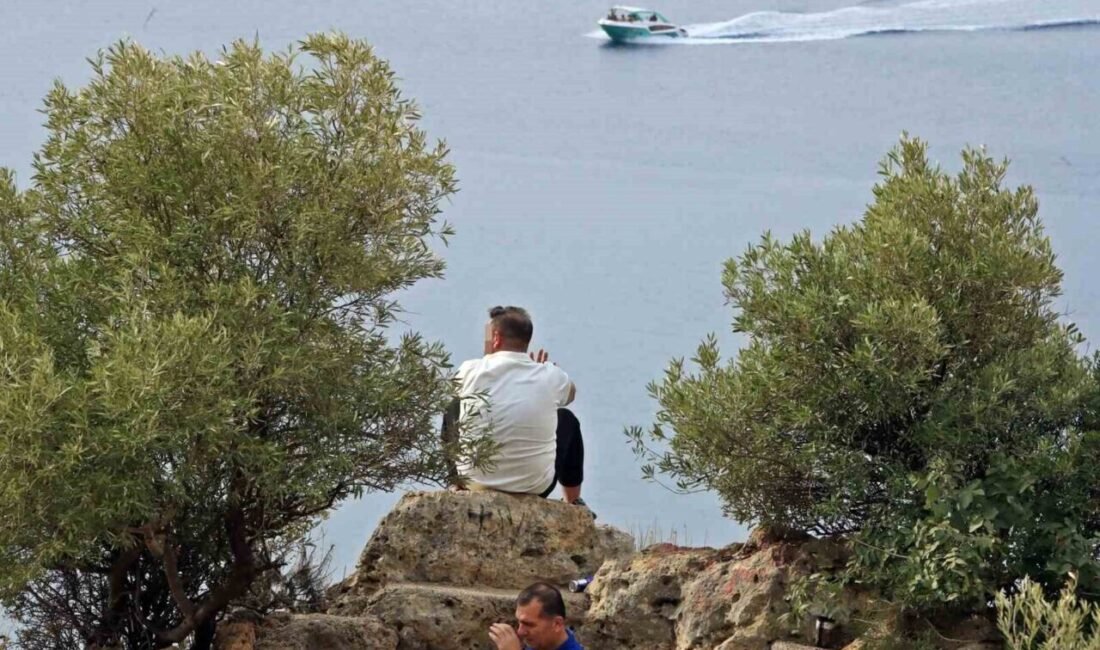 Antalya’da 30 metrelik falezlerin ucunda oturan adam, ekipleri alarma geçirdi.