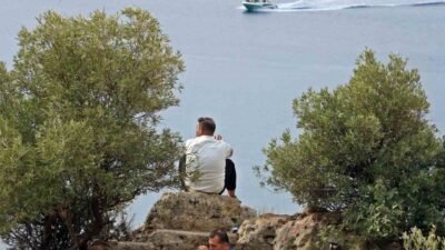 Antalya’da 30 metrelik falezlerin ucunda oturan adam, ekipleri alarma geçirdi.