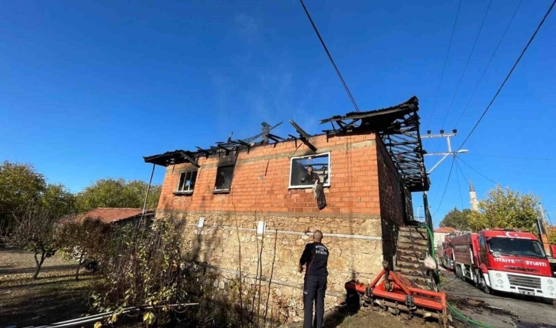 Burdur’da 2 katlı evde çıkan yangın itfaiye ekipleri tarafından kontrol