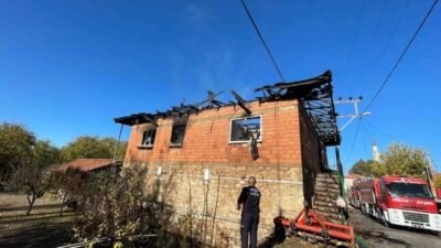 Burdur’da 2 katlı evde çıkan yangın itfaiye ekipleri tarafından kontrol