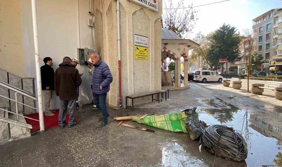 Burdur’da cami minaresi içerisinde bulunan elektrik kablolarının kısa devre yapması