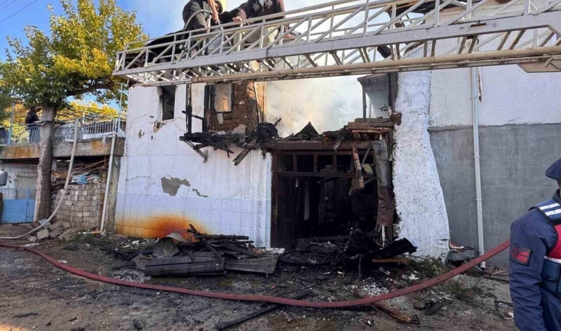 Burdur’un Yeşilova ilçesinde sabah saatlerinde çıkan yangında yaşlı karı koca