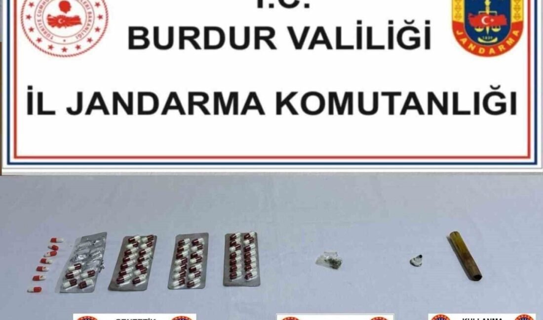 Burdur’da jandarma ekiplerince gerçekleştirilen operasyonda uyuşturucuyla yakalanan 3 şahıs gözaltına