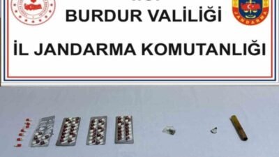 Burdur’da jandarma ekiplerince gerçekleştirilen operasyonda uyuşturucuyla yakalanan 3 şahıs gözaltına